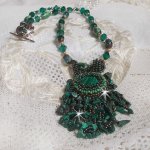 Smaragdgroene hanger geborduurd met Natuurlijke Malachiet cabochon en chips, kristallen, facetten en kralen